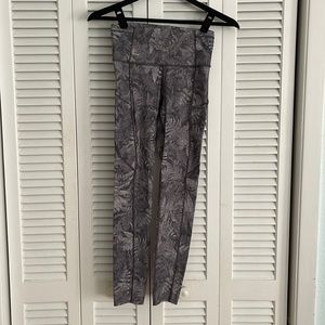 Grey Lululemon 7/8 Leggings w/ Pockets Tropical Snakeskin Pattern